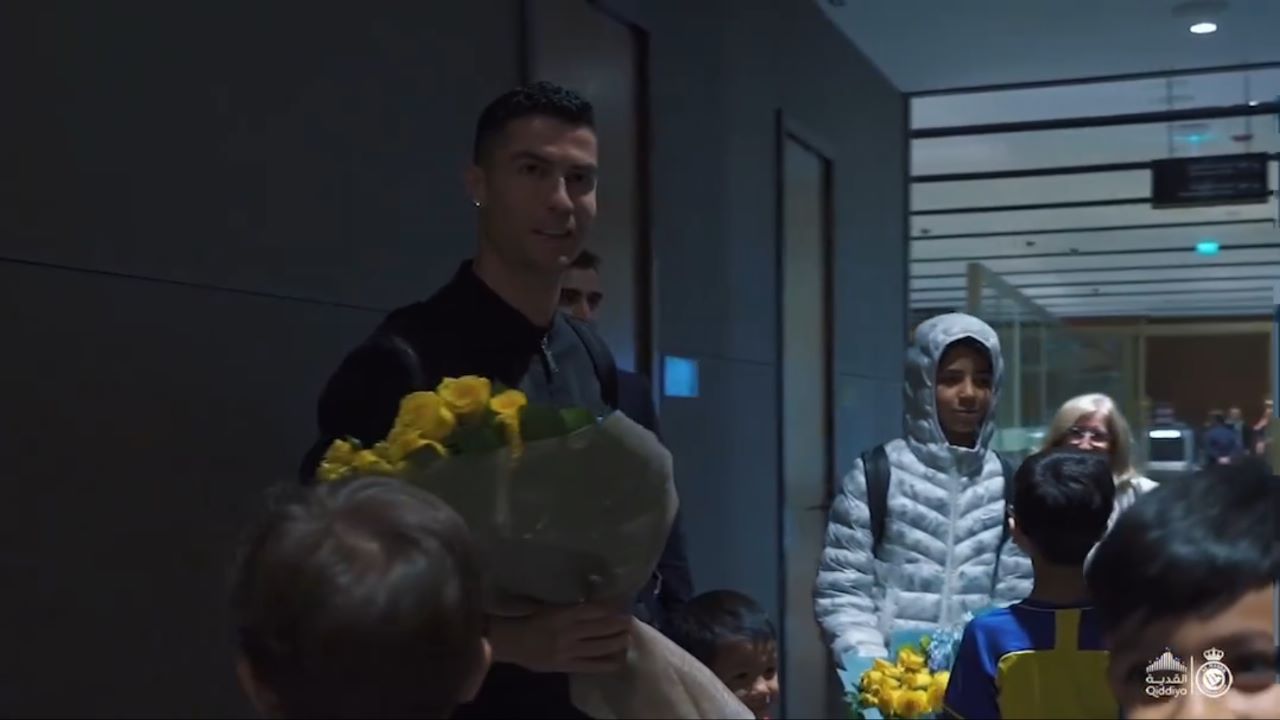 Momen Cristiano Ronaldo bertolak ke Riyadh naik jet pribadi untuk bergabung dengan tim sepak bola Arab Saudi, Al Nassr.