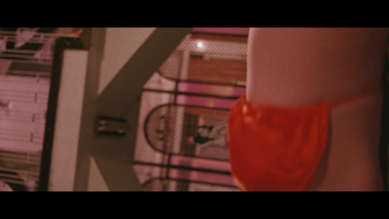 Miss.Lovely.2012.1080p.NF.mkv_snapshot_01.16_[2021.07.14_11.02.06]