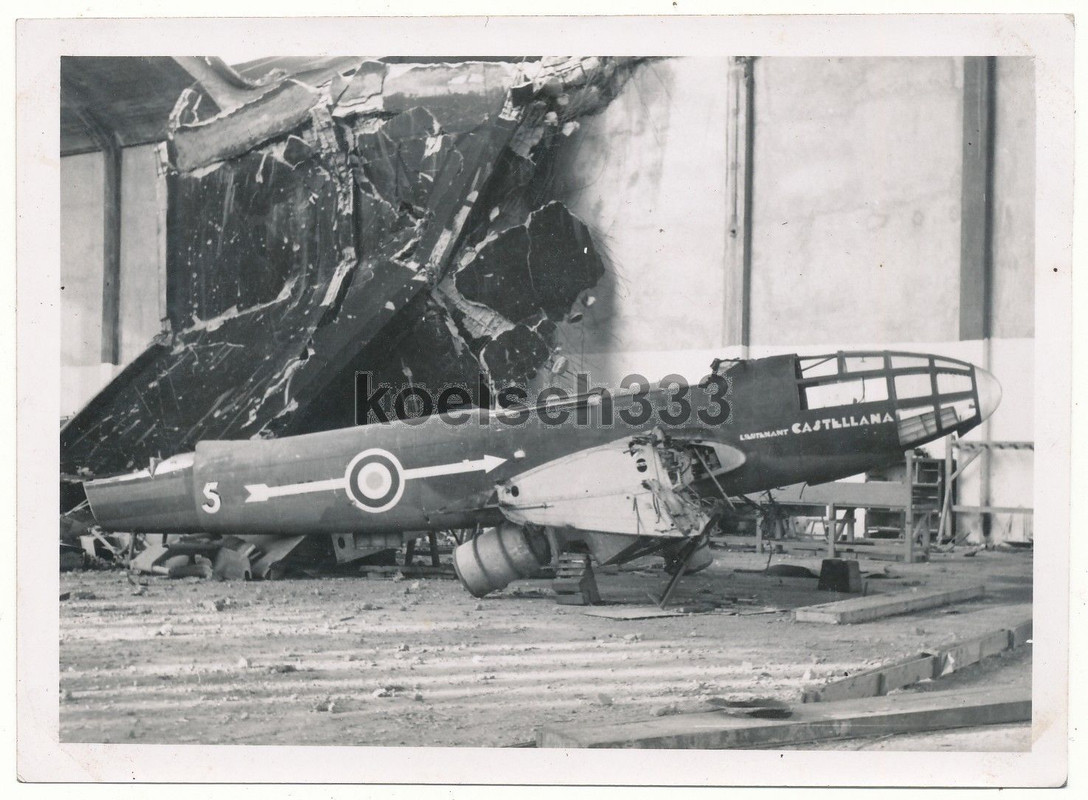 Foto französisches Flugzeug Wrack in Hangar Ruin