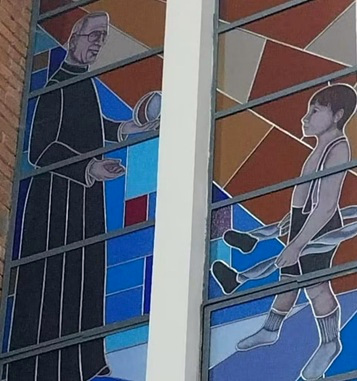 Vetrata del Santuario di Nostra Signora di Aparecida a Tambaú SP che ricorda la guarigione di Brag