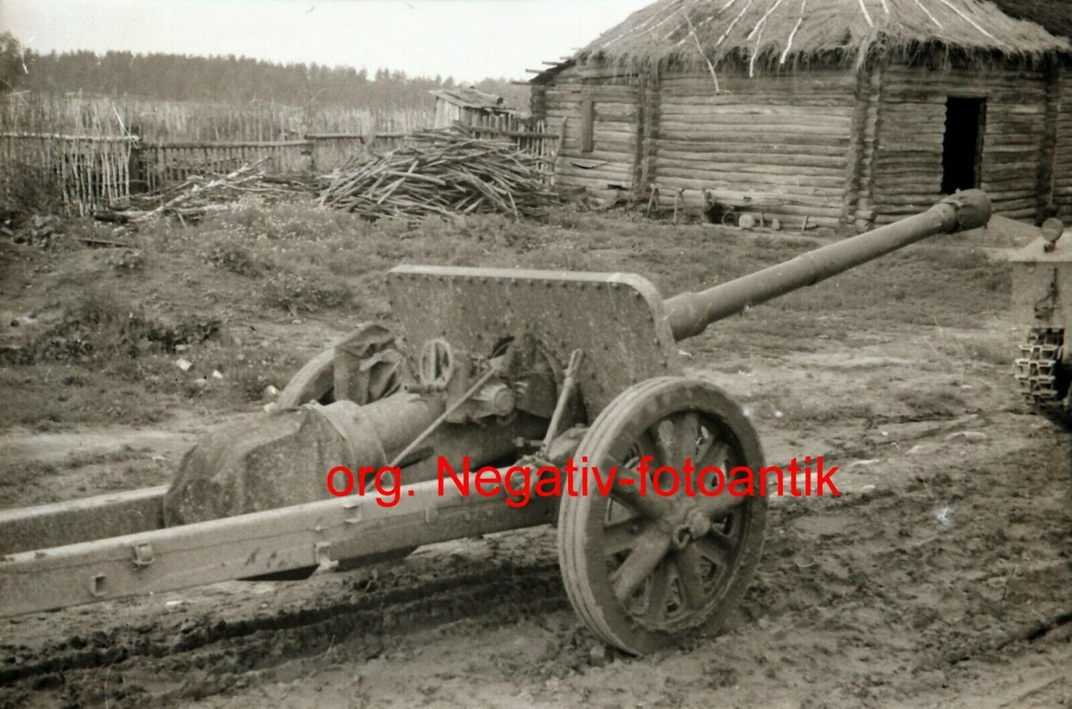 Foto 2 WK org. Negativ Ostfront Panzer Geschütz Panzerjäger für Abwehr Kolchose