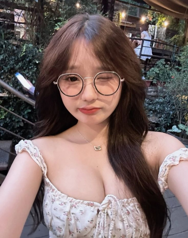 May include: A black t-shirt with a white graphic print that reads "All Our Fears can come true if we have the courage to Pursue Them."