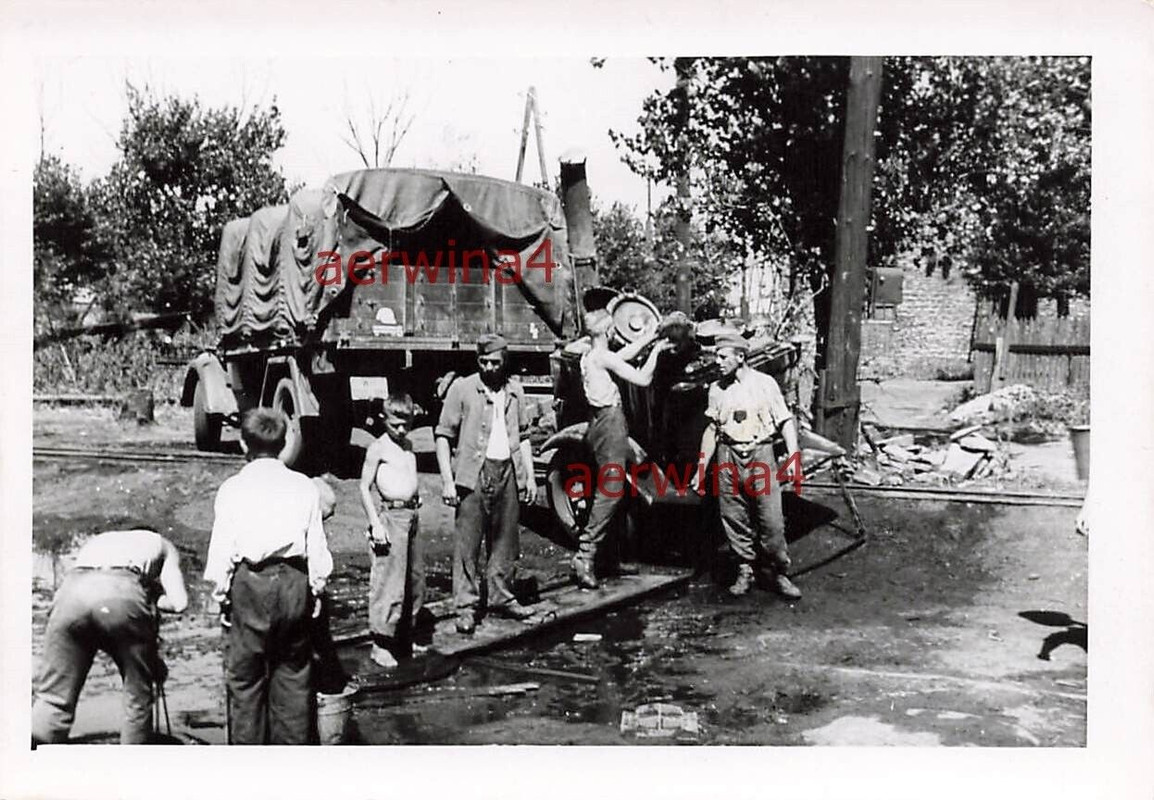 Soldaten holen mit Russen Kinder Wasser für Feldküche Brjansk Russland Ostfront