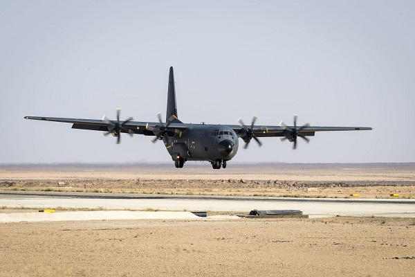 avion de transport tactique atterissant à Grieta