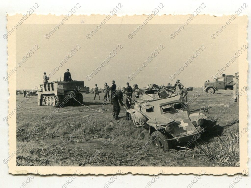 Foto, Wehrmacht, Halbkette zieht Panzerspähwagen