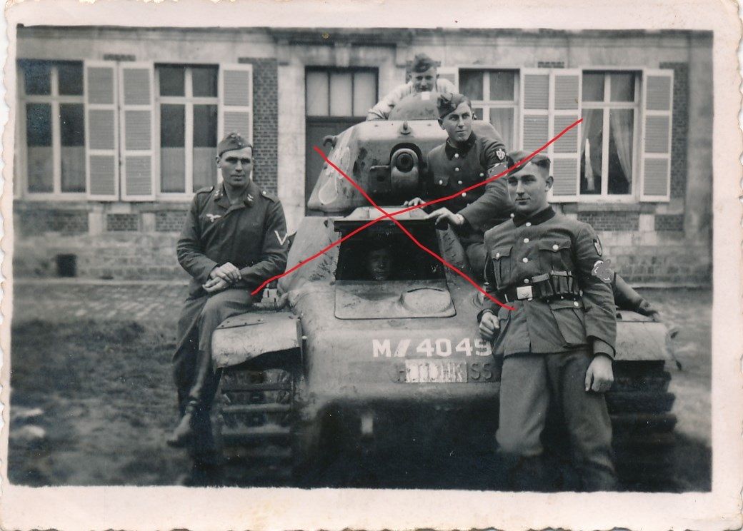 Foto Deutscher Soldaten französischer Beute Panz