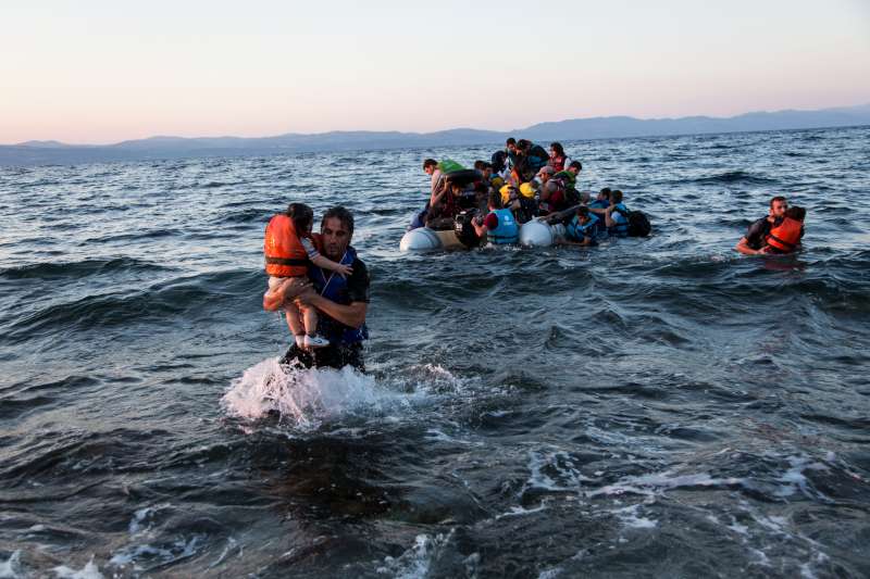 Tres muertos y decenas de decaparecidos al hundirse barco de migrantes en Grecia