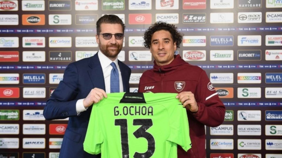 Guillermo Ochoa en su presentación con Salernitana: 