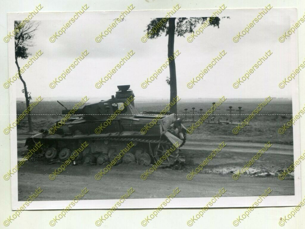 Foto, Wehrmacht, zerstörter deutscher Panzer & Gräber, Frankreic