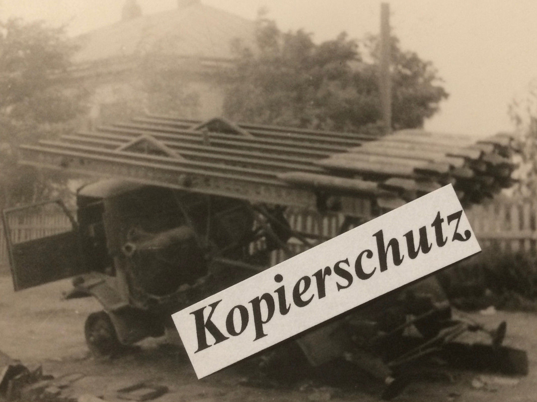 Foto zerstörte russische Stalinorgel mit Rakete 