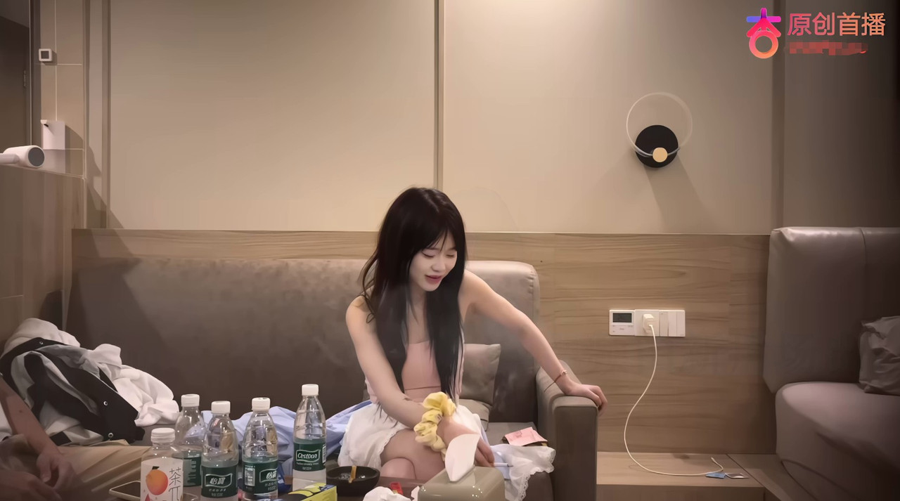 【AI增强】杏吧鱼知欢6-今天约了一个来旅游的兼职妹子，妹子下面特别敏感，毛毛比较旺盛在床上如饥似渴，嘴里一直喊着用力操她111