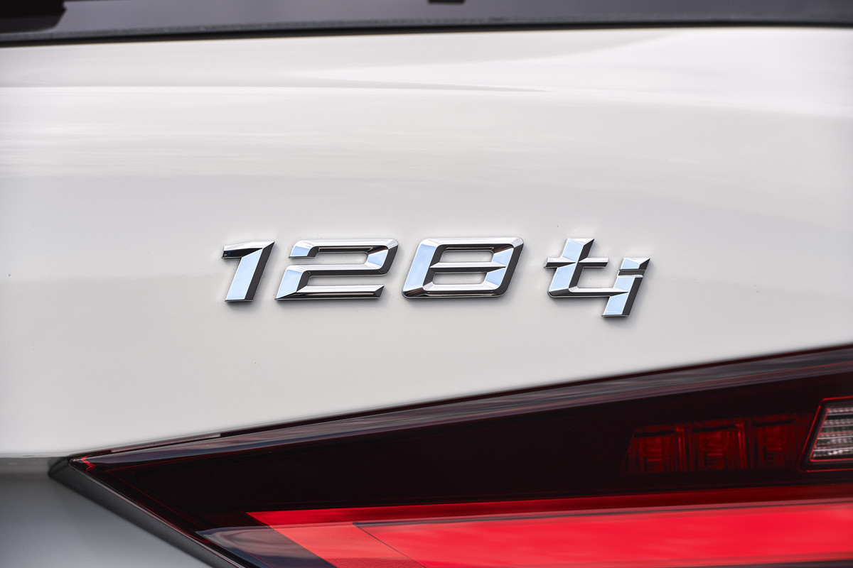 P90402202_highRes_the-all-new-bmw-128t