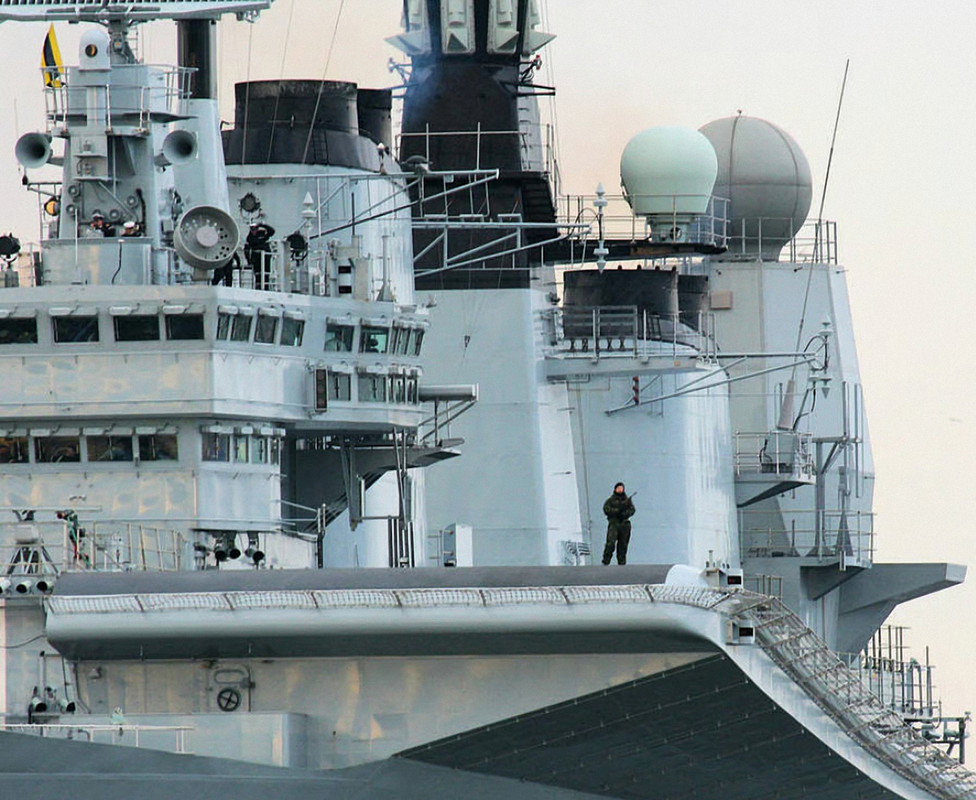 HMS Ark Royal (R.07) надстройка