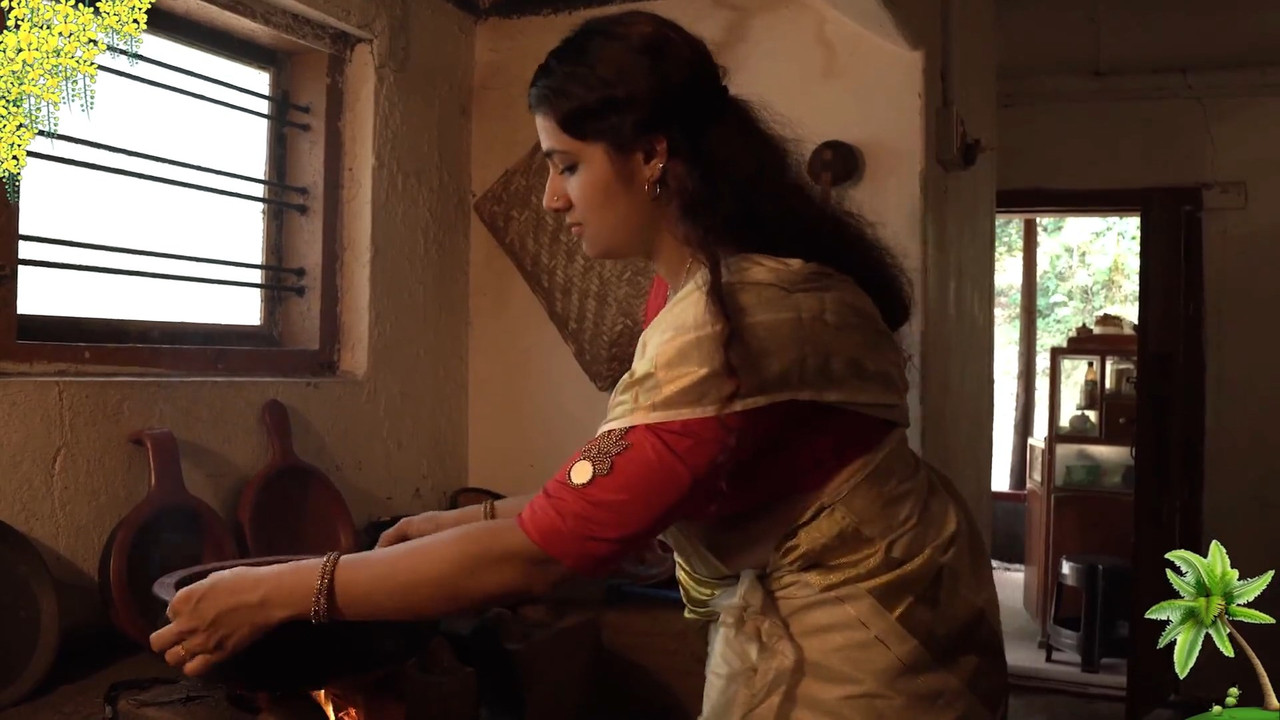 Curvy Beautiful Malyali Lady Sexy Big Boobs and Tummy in Kerala Saree.mkv_snapshot_00.01.067