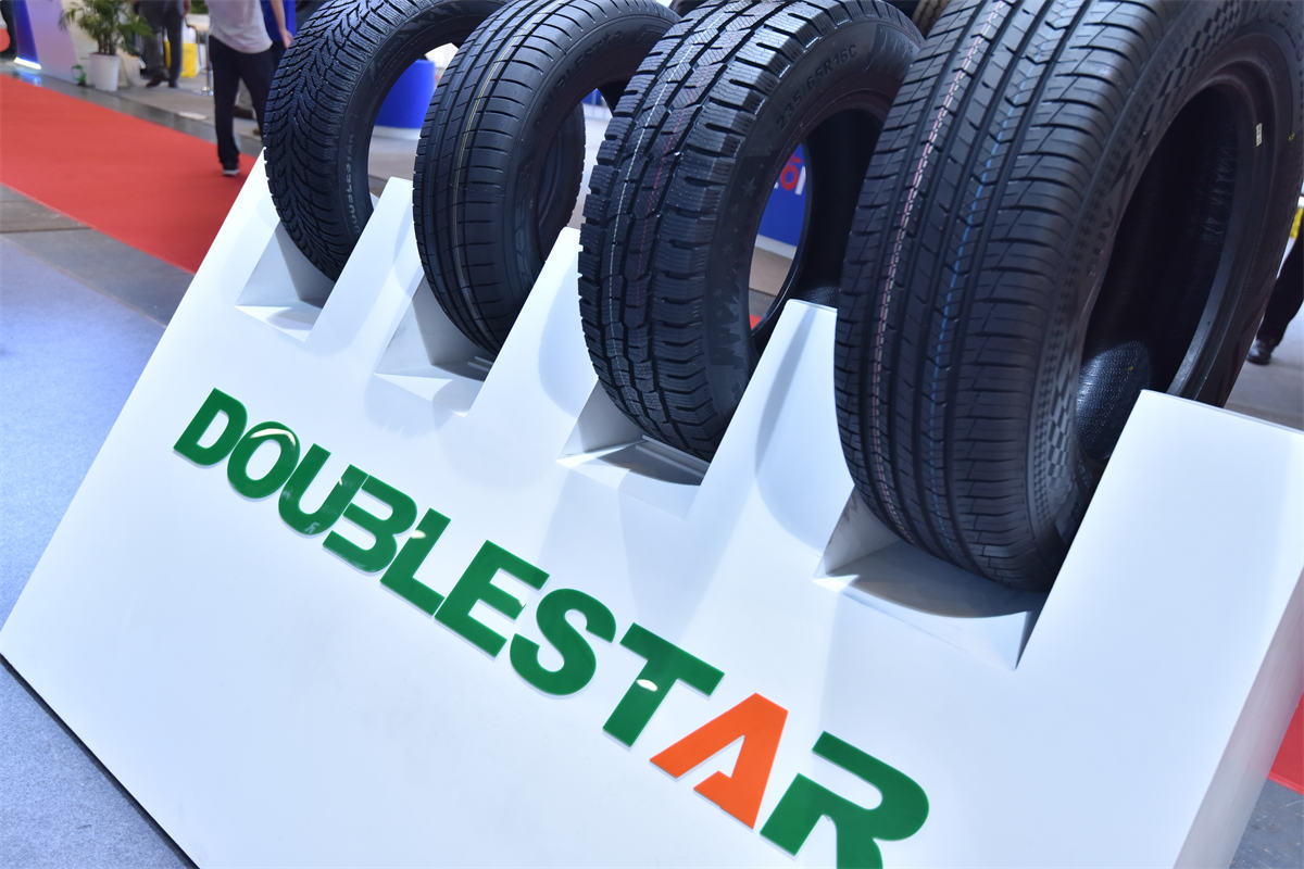 Pneu neuf Doublestar en gros plan