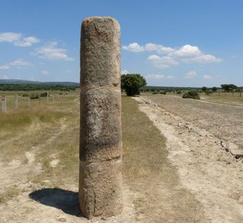 Antoniniano de Filipo el árabe. SAECVLARES AVGG. Columna. Roma Miliari-via-de-la-plata