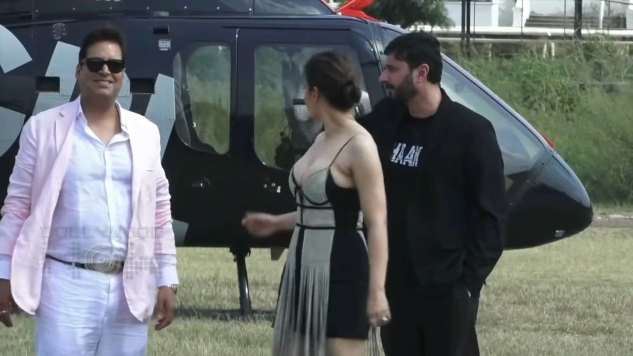 Kangana Ranaut  Busty boobs and cleavage in hot Black Dress.mkv_snapshot_03.20.401