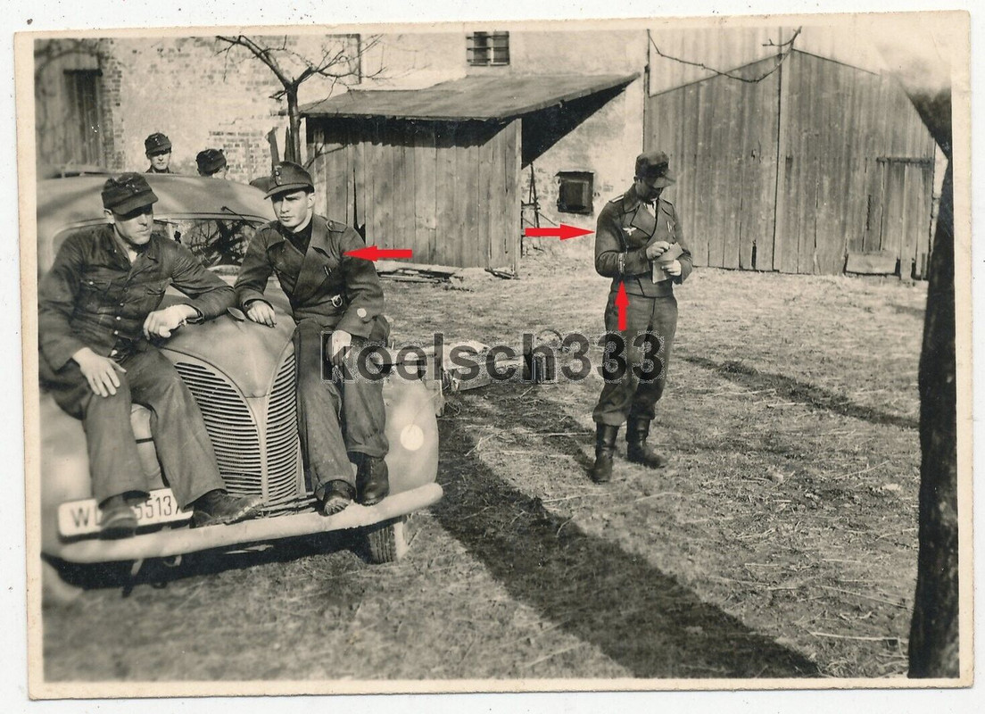 Foto Soldaten der Luftwaffe mit Sturmgeschütz Jacken am Beute PKW Reg. H. Göring