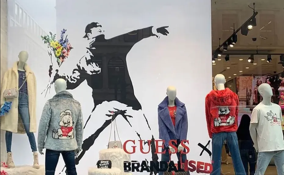 Banksy arremete contra una tienda de ropa que usó su obra sin permiso 