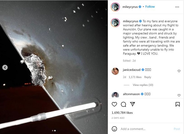 Melalui Instagram-nya, Miley Cirus menunjukkan foto bagian pesawat yang rusak.