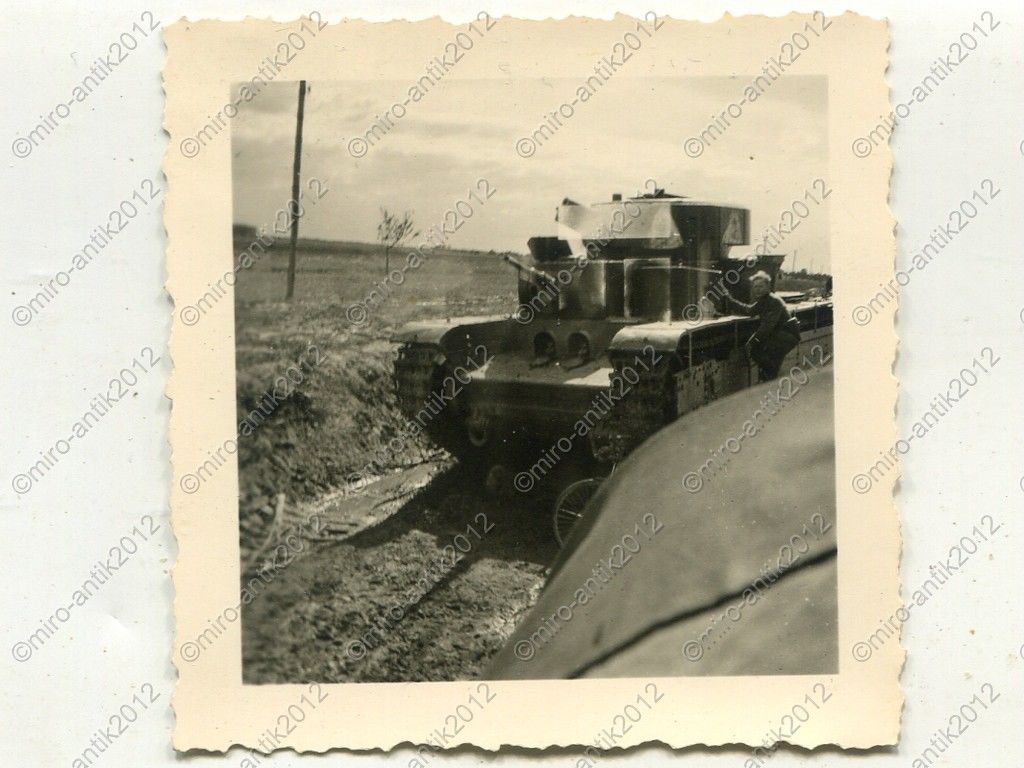 Foto, Soldat inspiziert einen zerstörten Panzer 