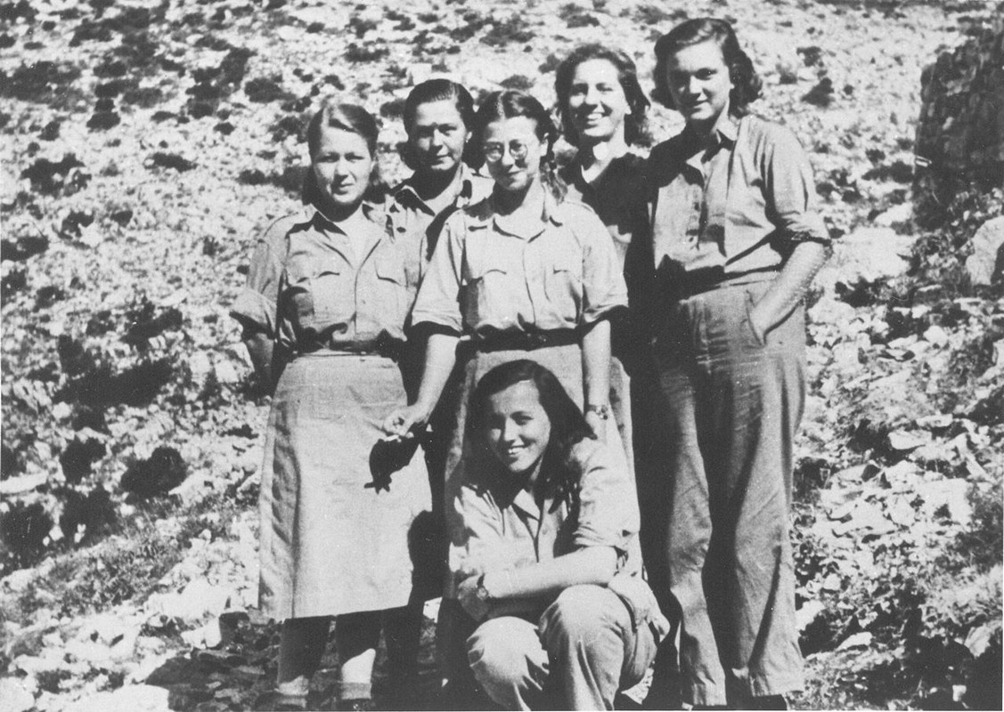Drugarice-na-Visu-1944.jpg