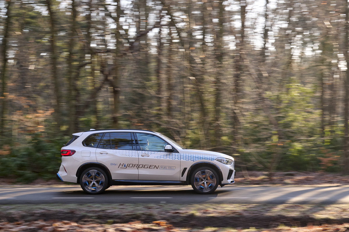 P90494363_highRes_bmw-ix5-hydrogen-on-