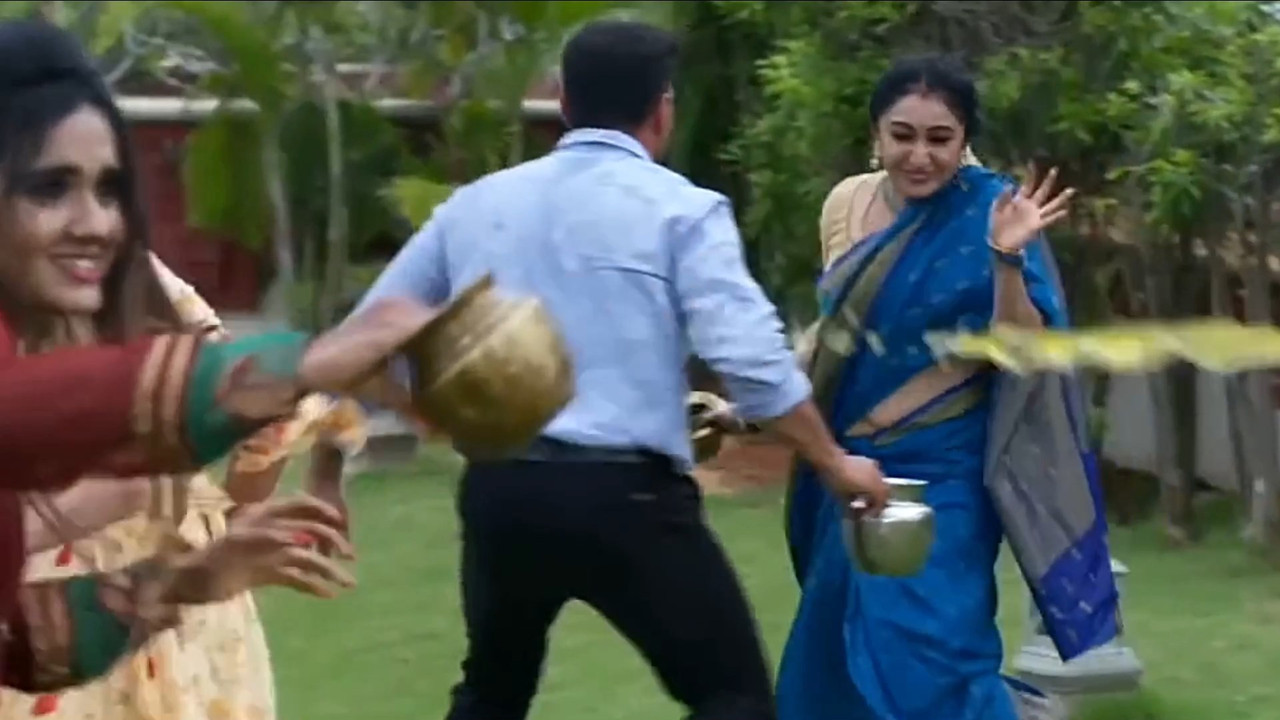 nithya das navel slip in blue saree.mkv_snapshot_00.05.633