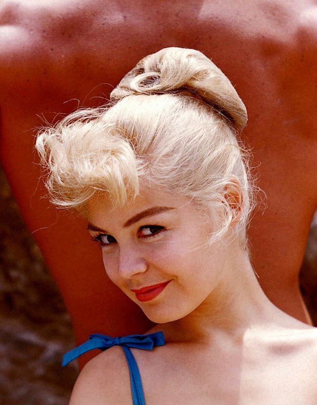 Sandra Dee mb60