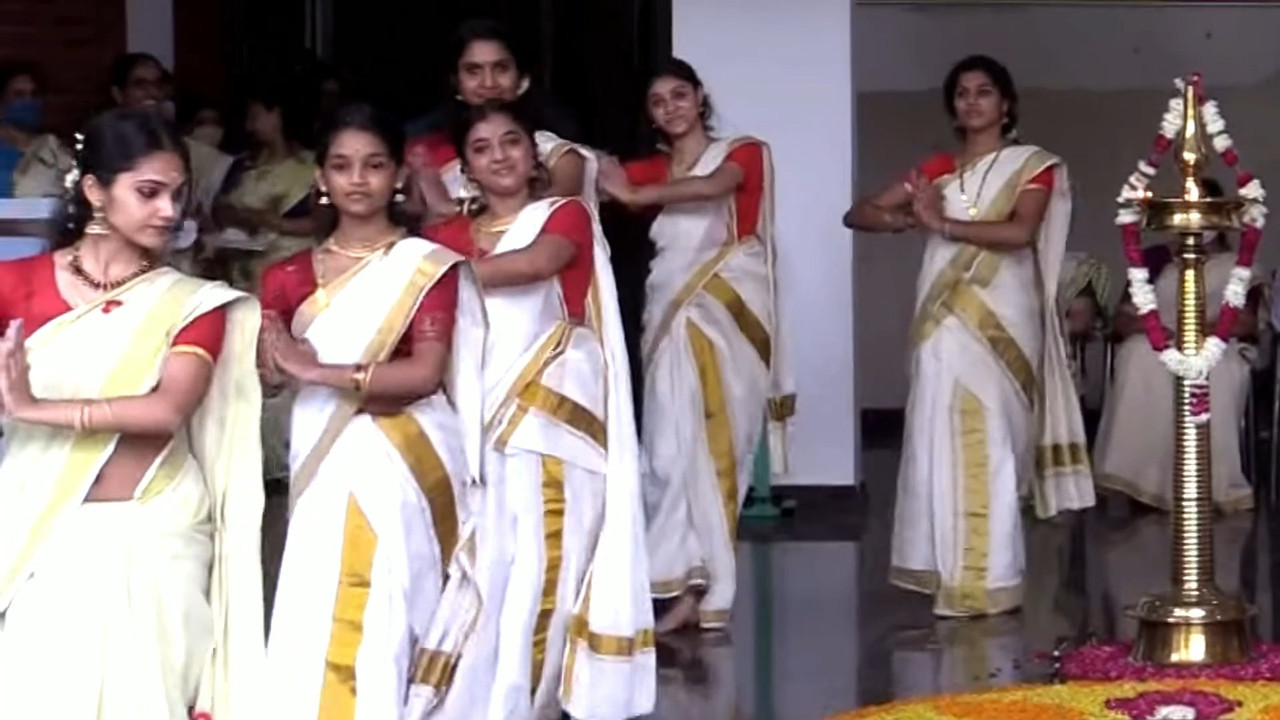 Cute Beautiful Malayali girl Navel slips while thiruvathira.mp4_snapshot_00.28.397