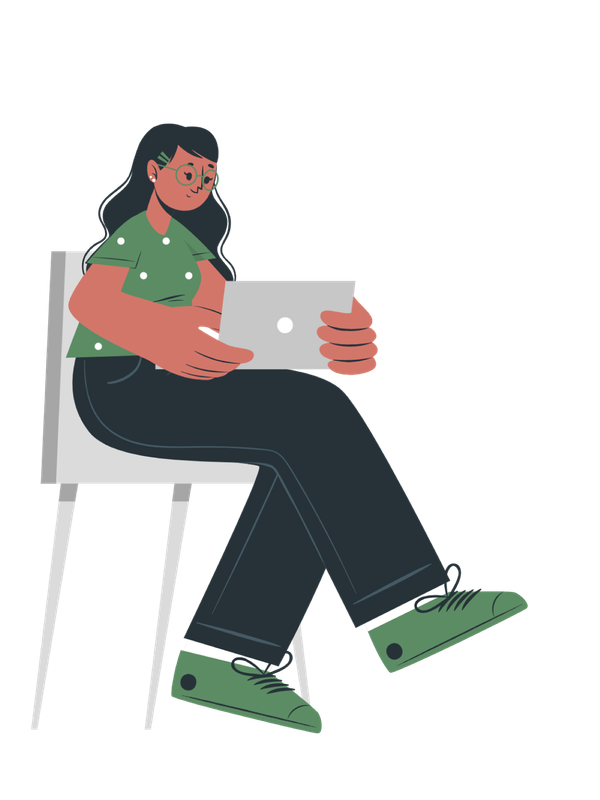 Chica sentada con una laptop en su regazo.