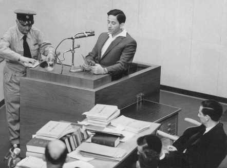 Abraham Lewenson testifica en el proceso de Adolf Eichmann. Jerusalén, Israel, el 2 de junio de 1961
