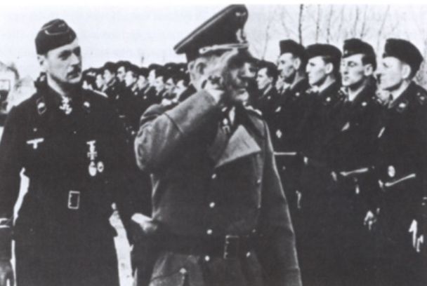 Guderian como Inspector General de las Tropas Panzer pasando revista al Panzer Regiment Grossdeutschland. Detrás se encuentra el comandante de dicho regimiento, el coronel Graf von Strachwitz. Julio de 1944