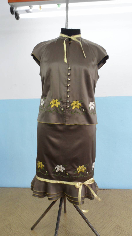 Костюм с лилиями