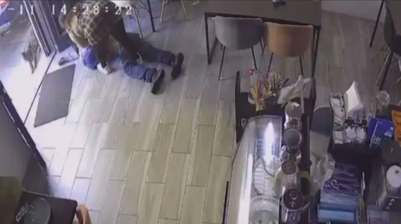 Trabajadora taclea a ladrón que robaba una tablet y se hace viral