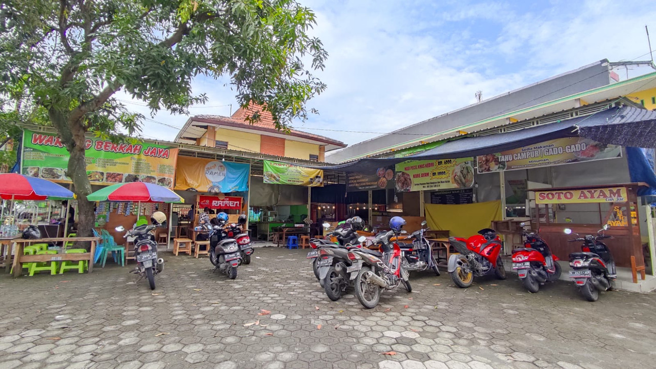 Kawasan kuliner di Jl Soewoko, tempat kedai ramen kaki lima Hey Ramen di Lamongan yang terkenal autentik dan punya harga terjangkau.