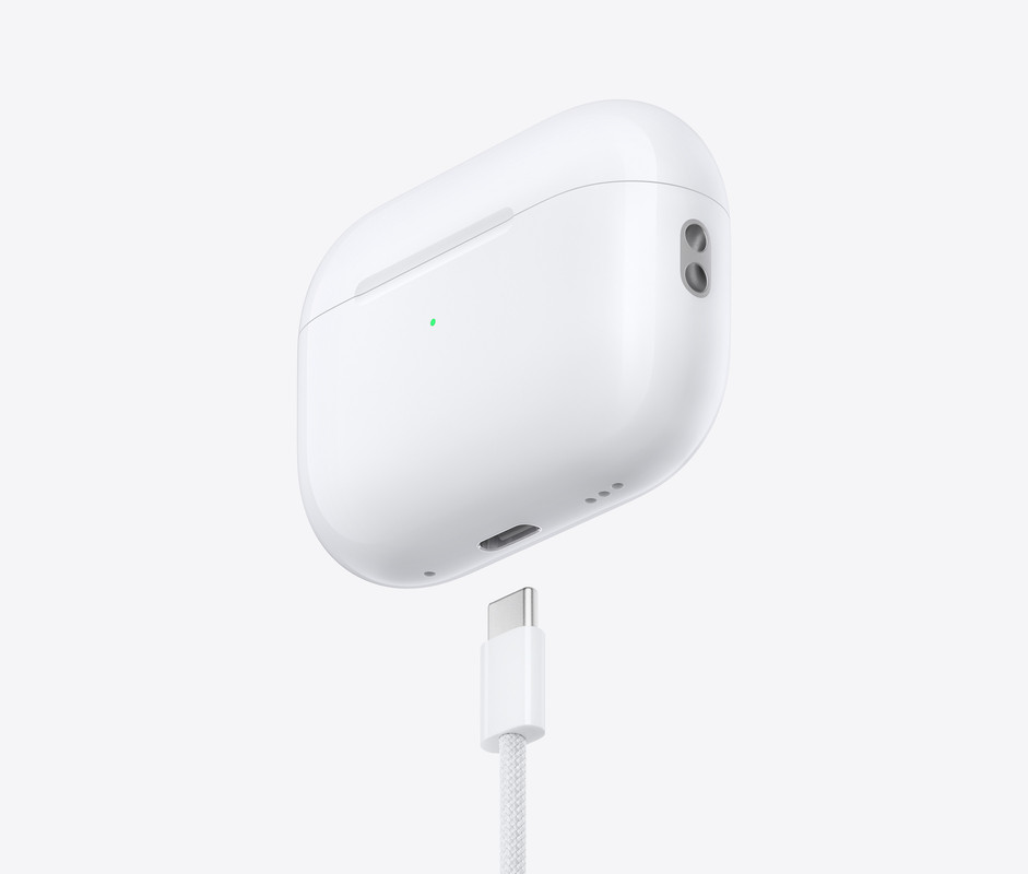 El estuche de carga MagSafe con su altavoz integrado y enganche para correa.