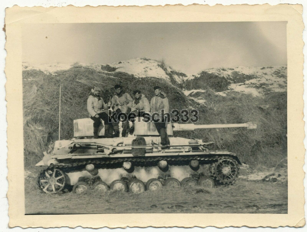 Foto Panzermänner mit einer Flasche Schnaps auf Panzer IV im Winter im Osten