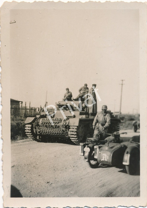 Foto WK II Wehrmacht Panzer Soldaten char - Straße nach Lille Verbandsz.