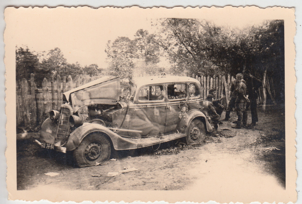 Wehrmacht am zerschossenen russischen PKW in Ruß