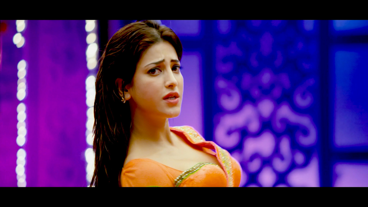Shruti Haasan From Yevadu Hot Song 4K.mp4_snapshot_03.18.886