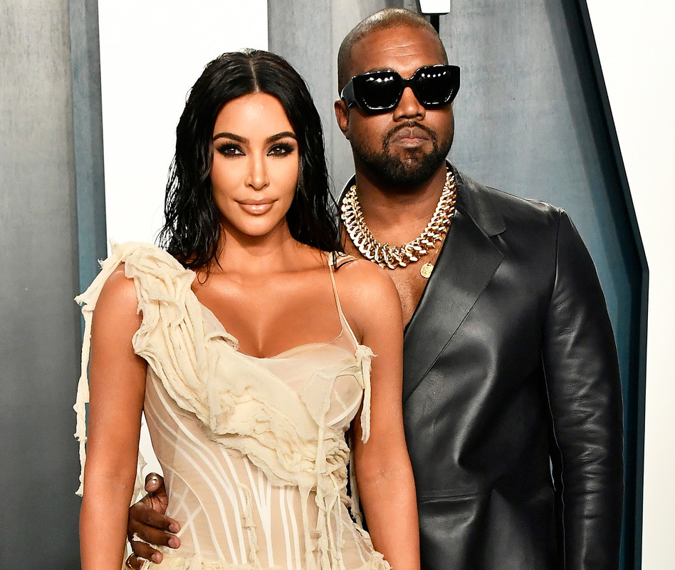 Kim Kardashian cuelga botas navideñas para Kanye West en medio del divorcio