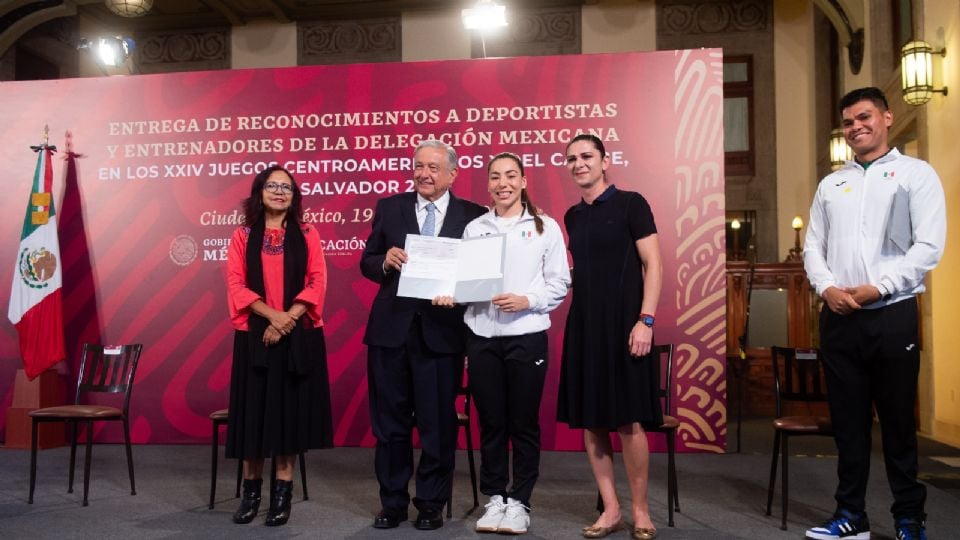 AMLO entrega apoyos tras histórica participación en JCC; este es el monto que recibieron los atletas