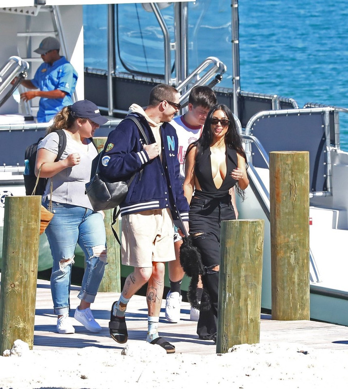 Kim Kardashian y Pete Davidson disfrutan de tomar el sol en las Bahamas