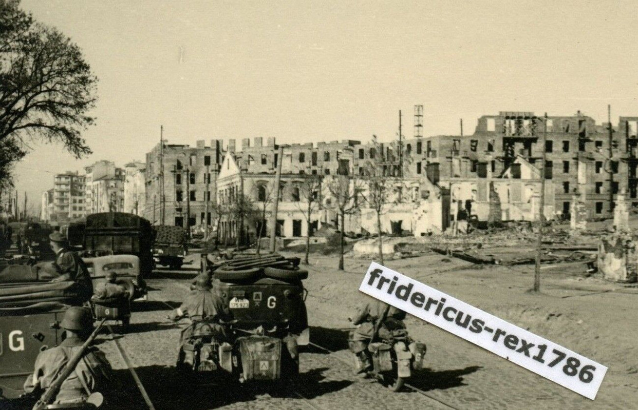 Foto Ostfront HG Mitte in grosser Russ. Stadt Ruinen Zerstörung Fahrzeuge