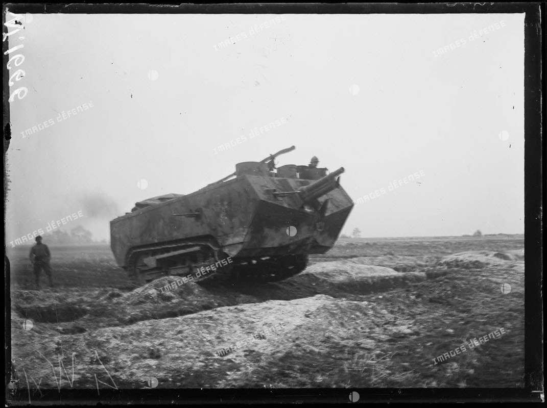 Mailly-le-Camp, chars Saint-Chamond à l'entrainement. [légende d'origine]