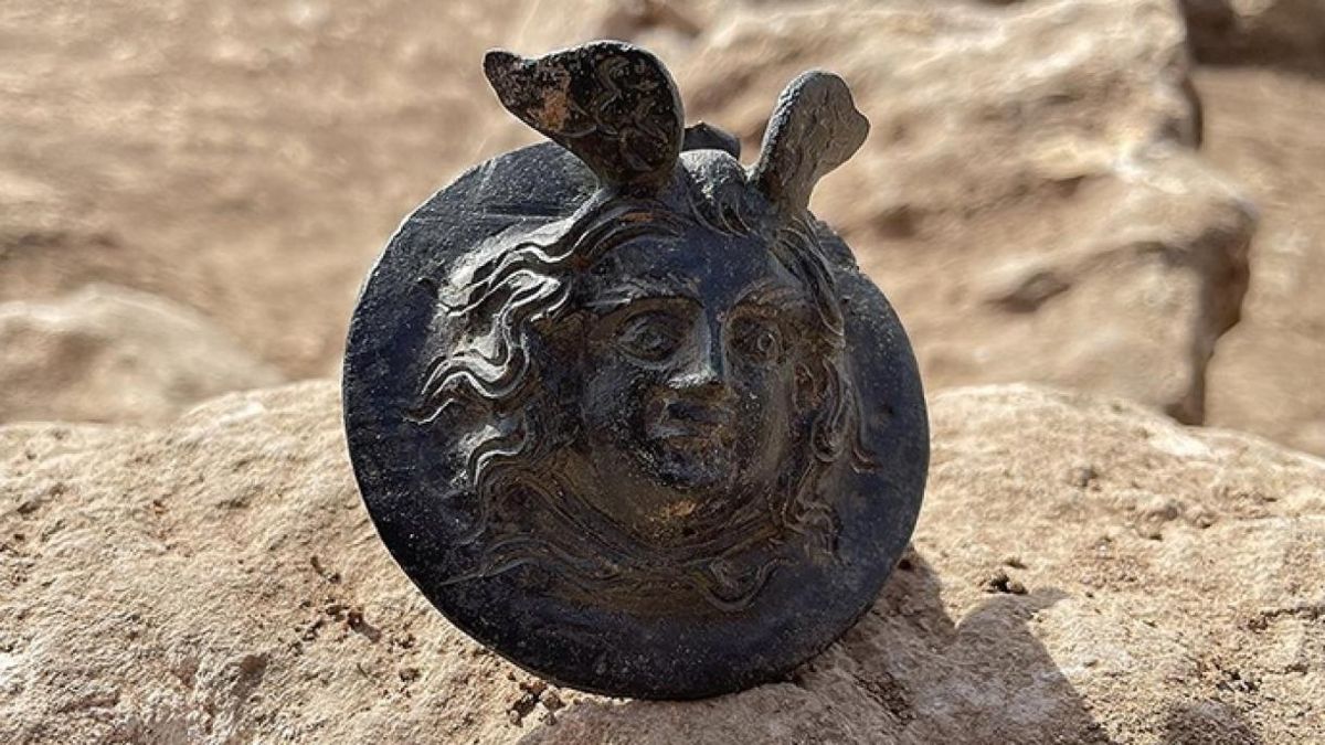 scoperta medaglia militare testa medusa 1800 anni fa