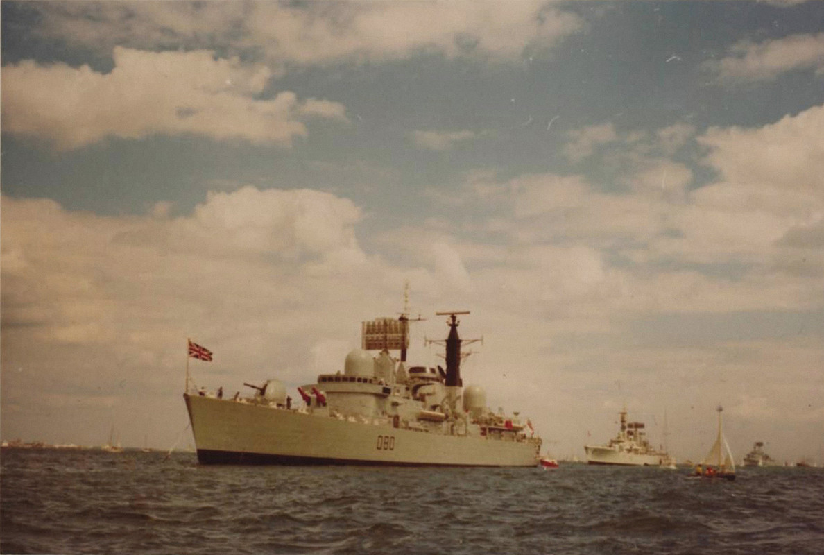 HMS Sheffield (D.80) на Спитхедском рейде на ревю в честь 25-летия правления королевы Елизаветы II, 