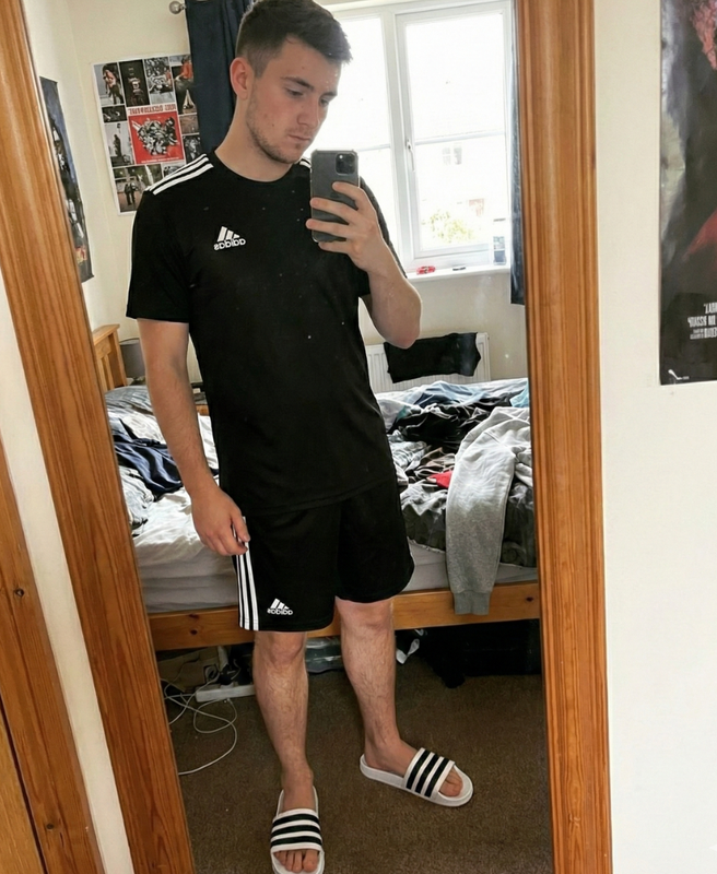 Chico con el conjunto