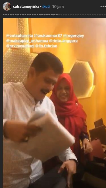 Senyum girang ayah Cut Meyriska saat membuka hadiah dari Roger Danuarta
